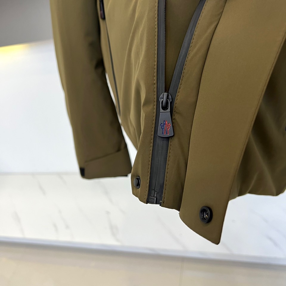 Mon蒙口、2025秋冬新品 MON机能羽绒服，这款羽绒服采用连帽设计搭配防风抽绳系统，前襟配置顺滑拉链