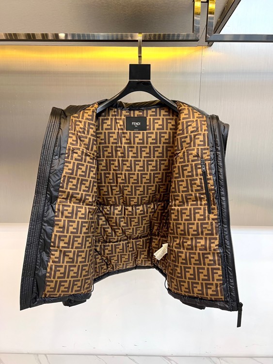 Fend芬迪（鹅绒）、2025秋冬新品羽绒服以纯黑配色诠释奢华运动美学。这款连帽羽绒服采用宽松廓形设计，