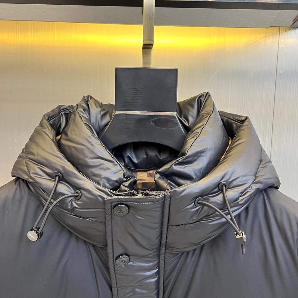 Fend芬迪（鹅绒）、2025秋冬新品羽绒服以纯黑配色诠释奢华运动美学。这款连帽羽绒服采用宽松廓形设计，