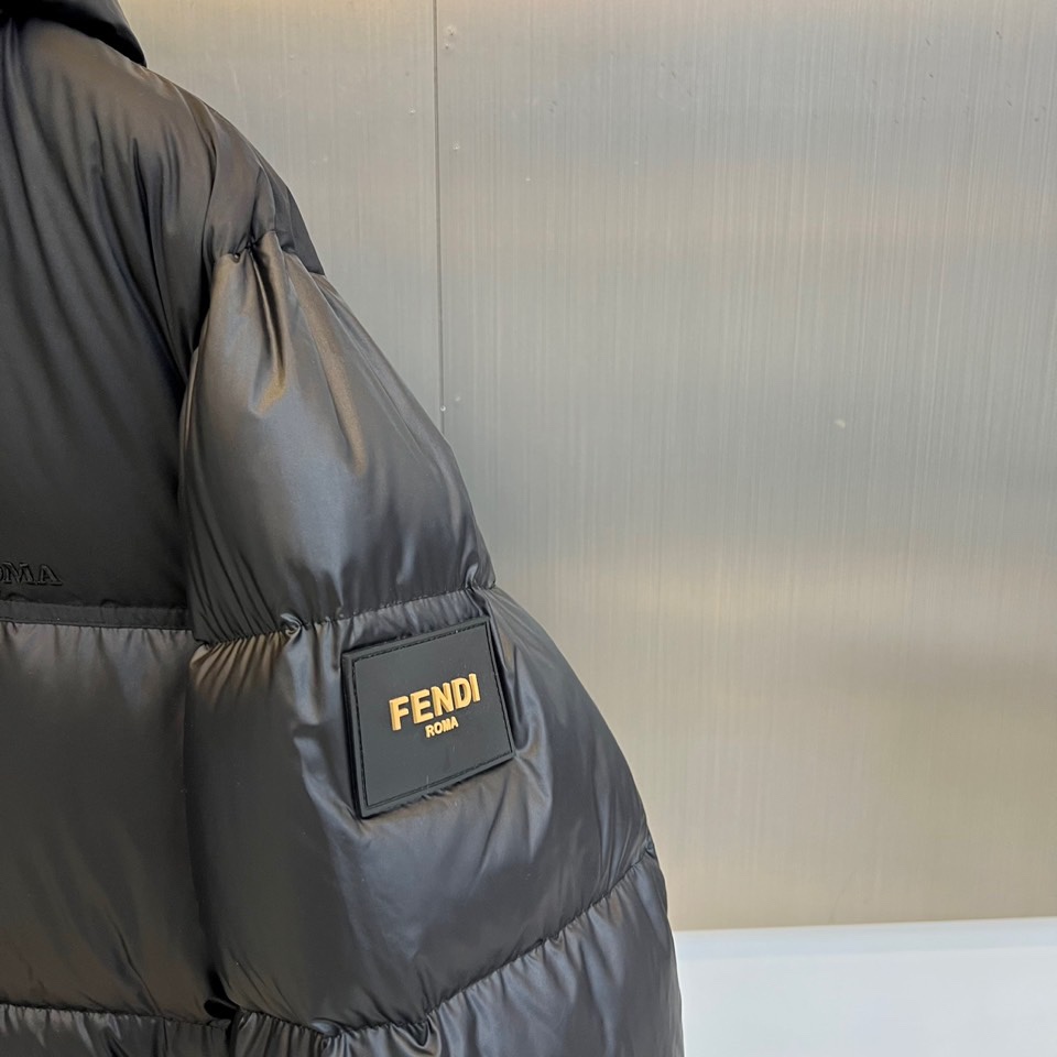 Fend芬迪（鹅绒）、2025秋冬新品羽绒服以纯黑配色诠释奢华运动美学。这款连帽羽绒服采用宽松廓形设计，