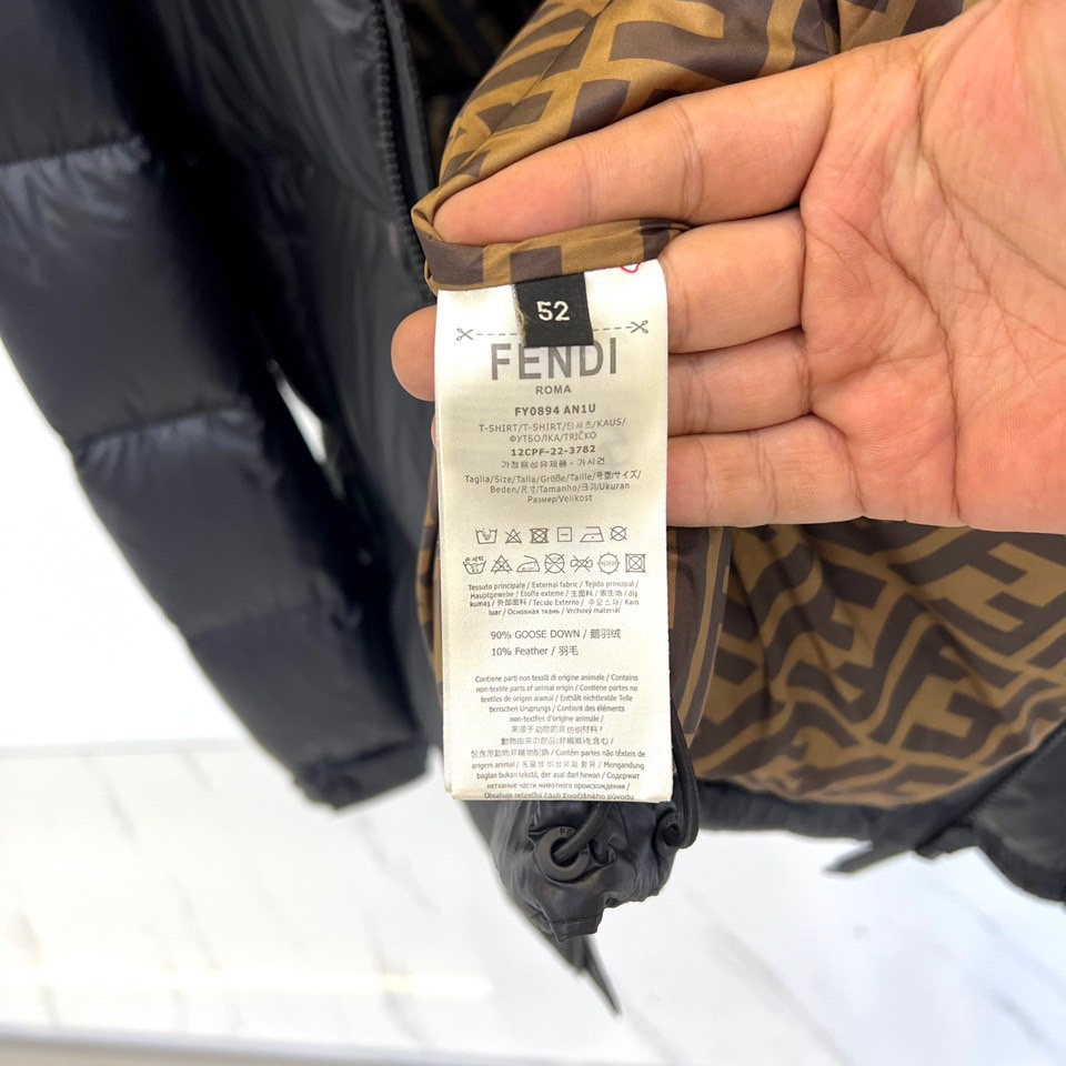 Fend芬迪（鹅绒）、2025秋冬新品羽绒服以纯黑配色诠释奢华运动美学。这款连帽羽绒服采用宽松廓形设计，