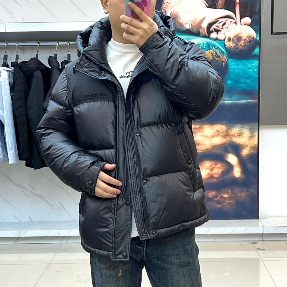 Fend芬迪（鹅绒）、2025秋冬新品羽绒服以纯黑配色诠释奢华运动美学。这款连帽羽绒服采用宽松廓形设计，