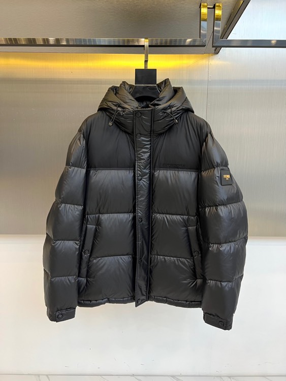 Fend芬迪（鹅绒）、2025秋冬新品羽绒服以纯黑配色诠释奢华运动美学。这款连帽羽绒服采用宽松廓形设计，