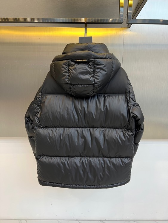 Fend芬迪（鹅绒）、2025秋冬新品羽绒服以纯黑配色诠释奢华运动美学。这款连帽羽绒服采用宽松廓形设计，