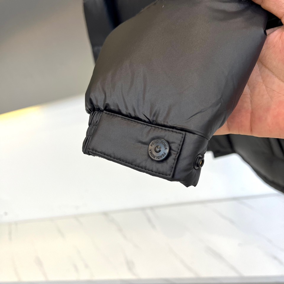 Fend芬迪（鹅绒）、2025秋冬新品羽绒服以纯黑配色诠释奢华运动美学。这款连帽羽绒服采用宽松廓形设计，