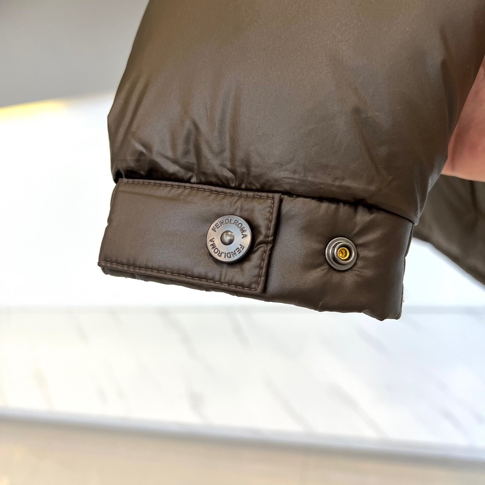 Fend芬迪（鹅绒）、2025秋冬新品羽绒服以纯黑配色诠释奢华运动美学。这款连帽羽绒服采用宽松廓形设计，