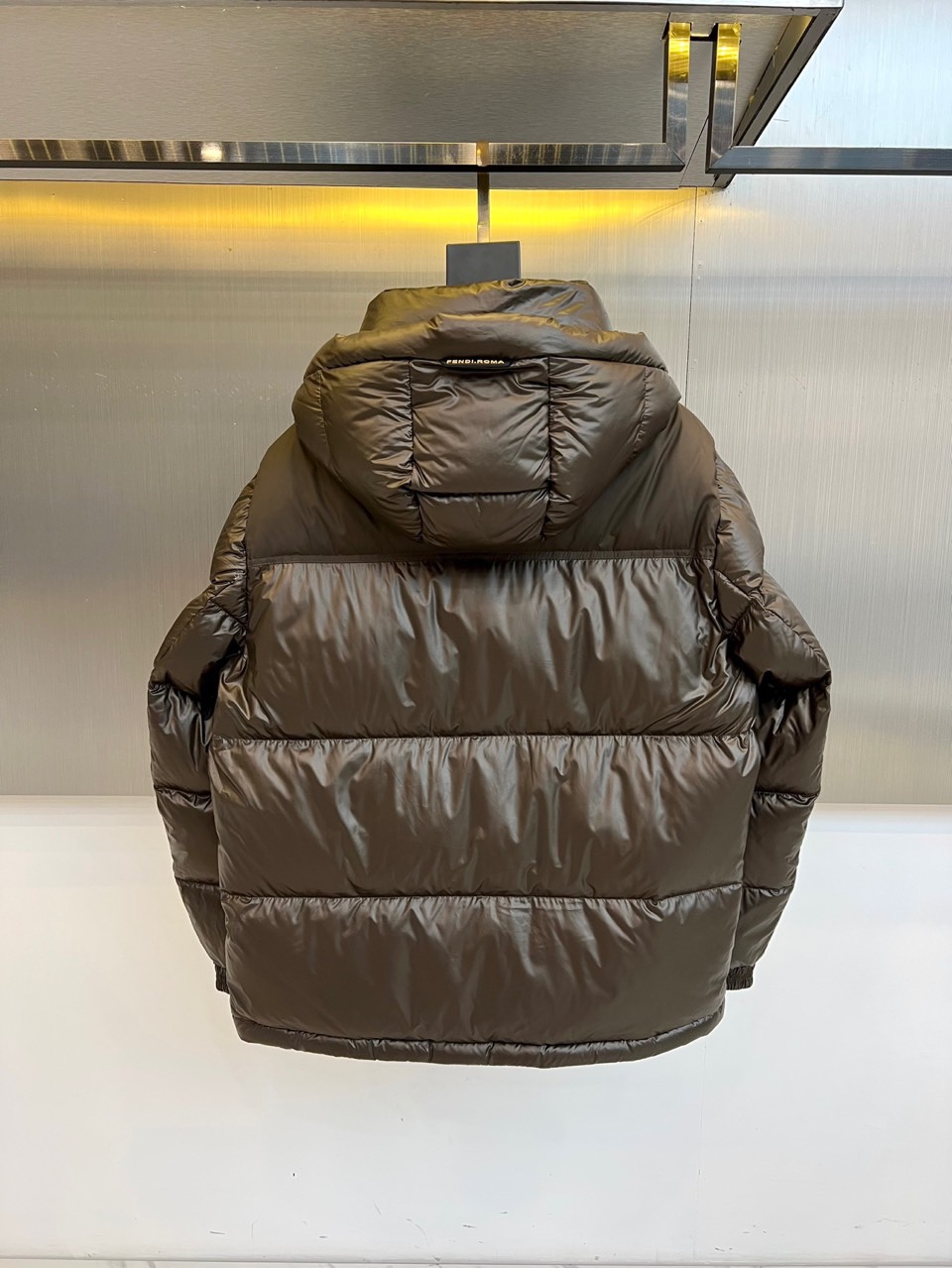 Fend芬迪（鹅绒）、2025秋冬新品羽绒服以纯黑配色诠释奢华运动美学。这款连帽羽绒服采用宽松廓形设计，