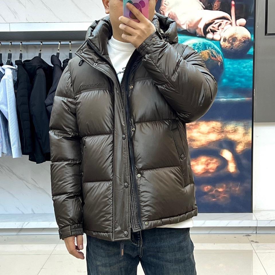 Fend芬迪（鹅绒）、2025秋冬新品羽绒服以纯黑配色诠释奢华运动美学。这款连帽羽绒服采用宽松廓形设计，