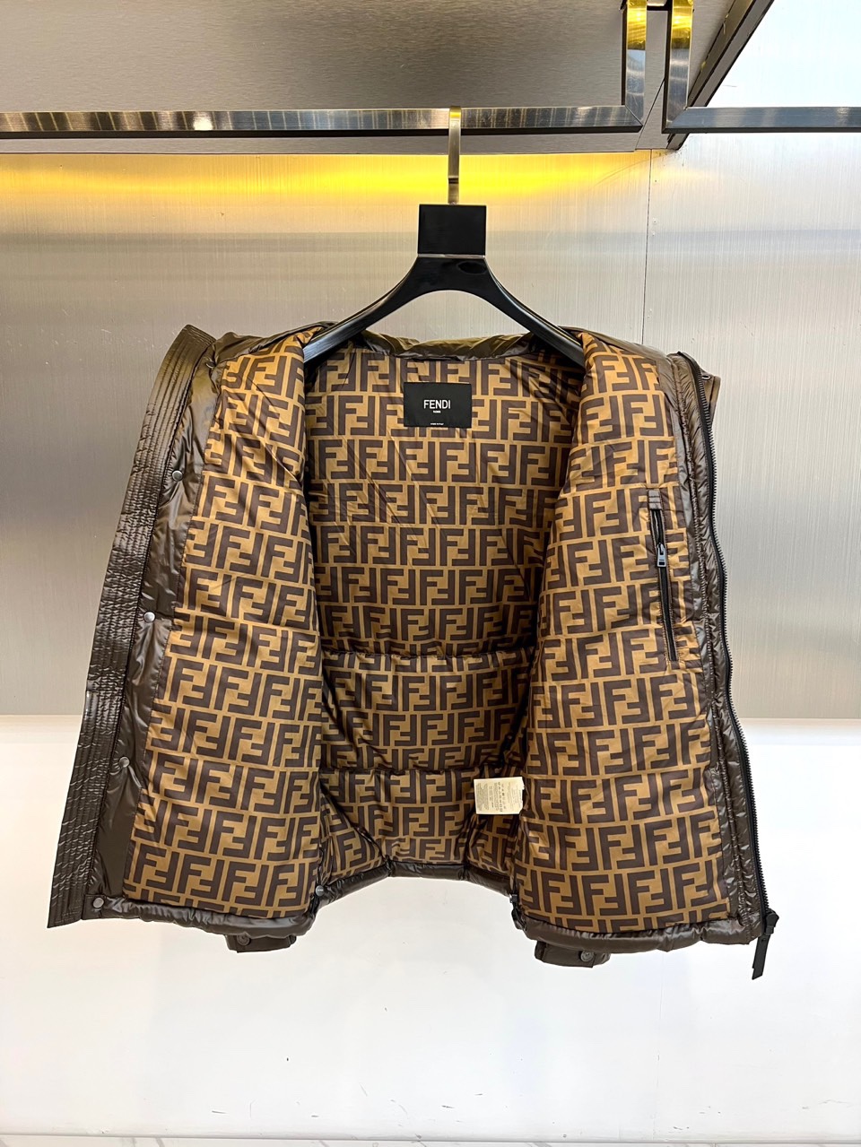 Fend芬迪（鹅绒）、2025秋冬新品羽绒服以纯黑配色诠释奢华运动美学。这款连帽羽绒服采用宽松廓形设计，