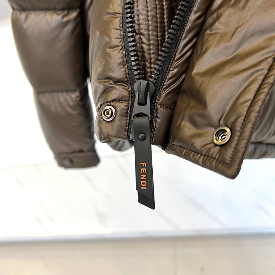 Fend芬迪（鹅绒）、2025秋冬新品羽绒服以纯黑配色诠释奢华运动美学。这款连帽羽绒服采用宽松廓形设计，