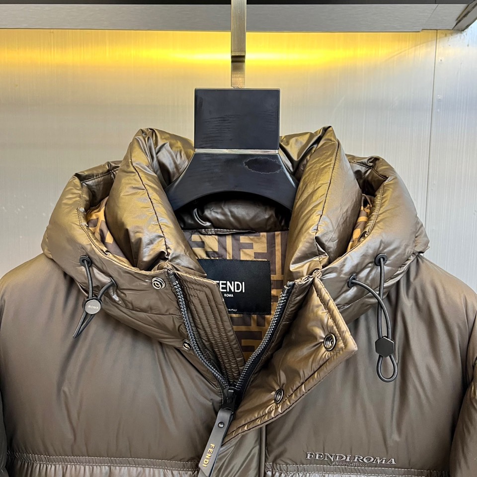 Fend芬迪（鹅绒）、2025秋冬新品羽绒服以纯黑配色诠释奢华运动美学。这款连帽羽绒服采用宽松廓形设计，