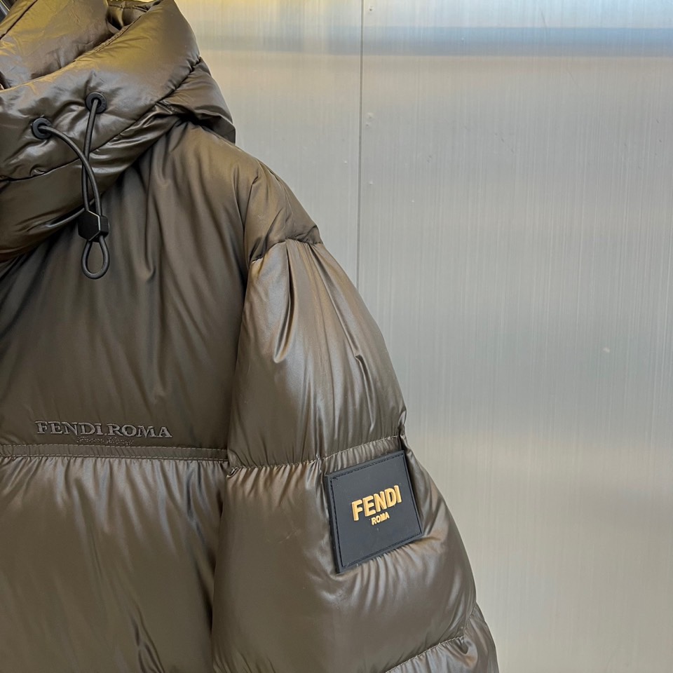 Fend芬迪（鹅绒）、2025秋冬新品羽绒服以纯黑配色诠释奢华运动美学。这款连帽羽绒服采用宽松廓形设计，