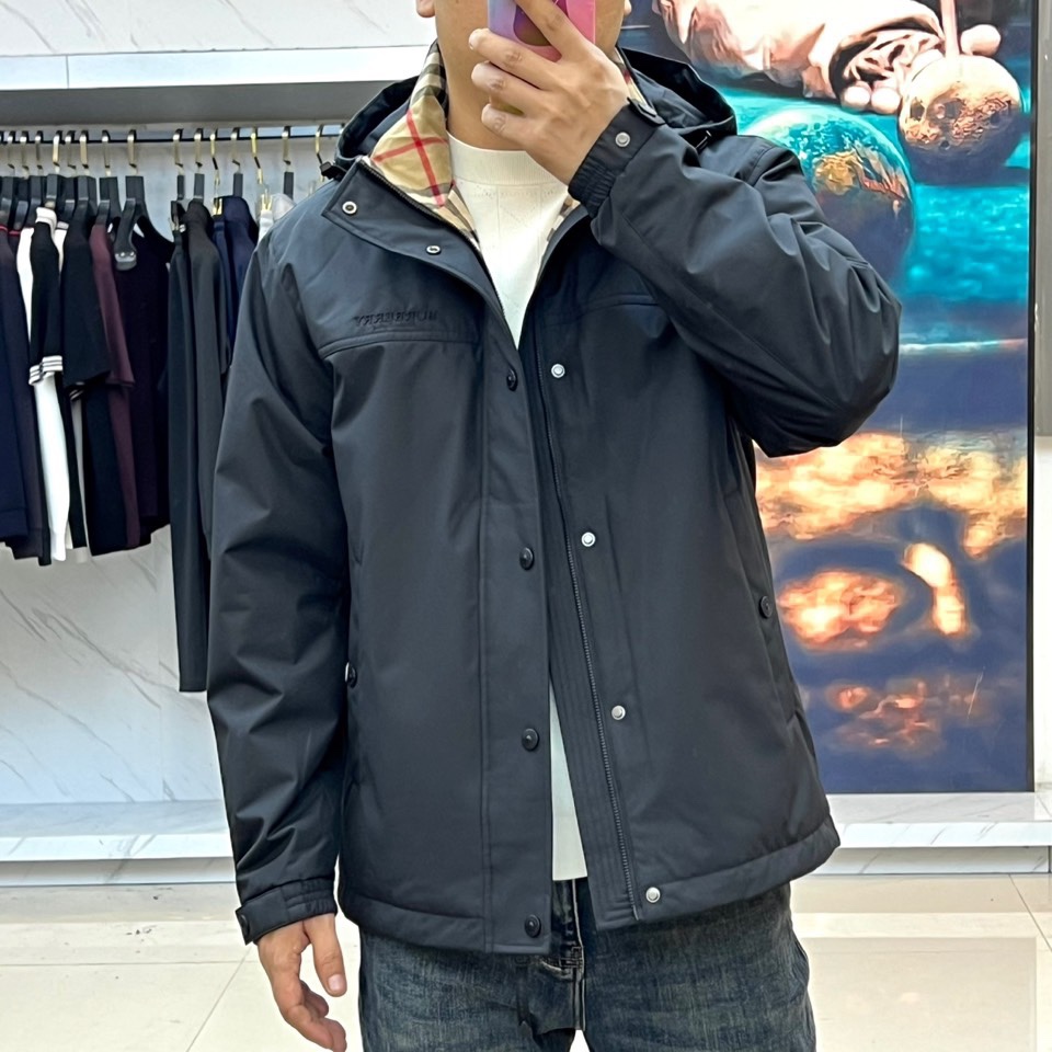 Bur巴宝莉、2025秋冬新品男士棉服夹克外套，以经典黑色演绎现代英伦风尚。连帽设计搭配单排扣开合，利落