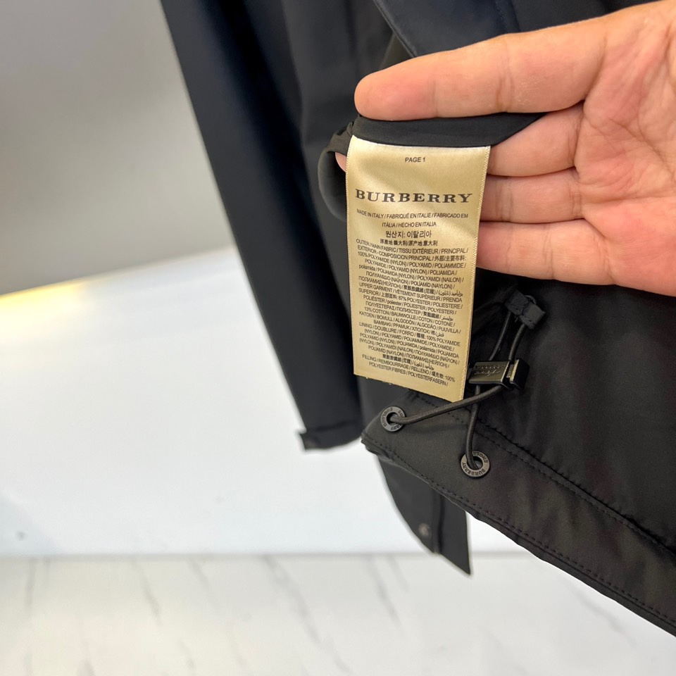 Bur巴宝莉、2025秋冬新品男士棉服夹克外套，以经典黑色演绎现代英伦风尚。连帽设计搭配单排扣开合，利落