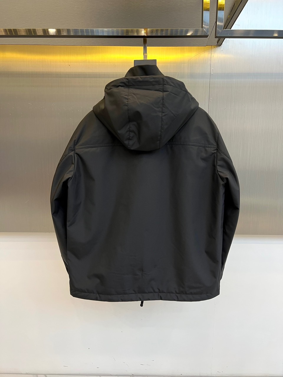 Bur巴宝莉、2025秋冬新品男士棉服夹克外套，以经典黑色演绎现代英伦风尚。连帽设计搭配单排扣开合，利落