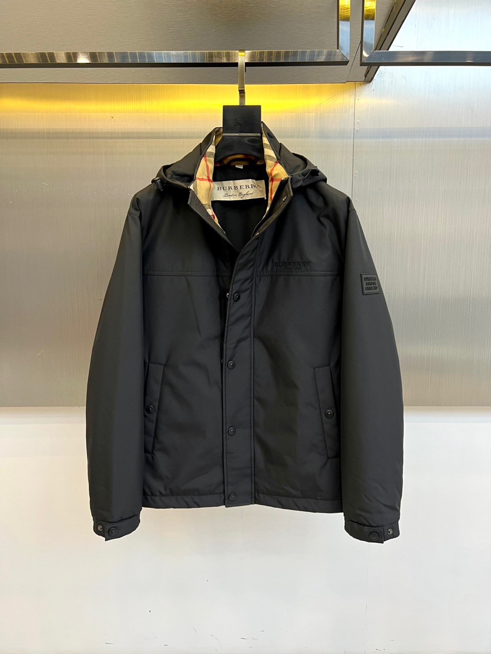 Bur巴宝莉、2025秋冬新品男士棉服夹克外套，以经典黑色演绎现代英伦风尚。连帽设计搭配单排扣开合，利落