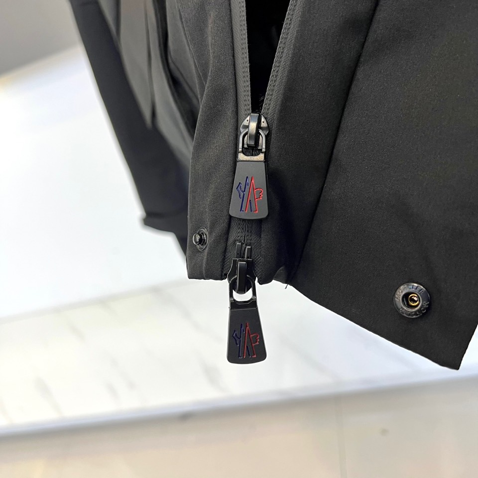 Mon蒙口（高端鹅绒）2025秋冬新品 MONCLER 户外滑雪🎿羽绒服外套。黑色连帽设计融合实用与美学