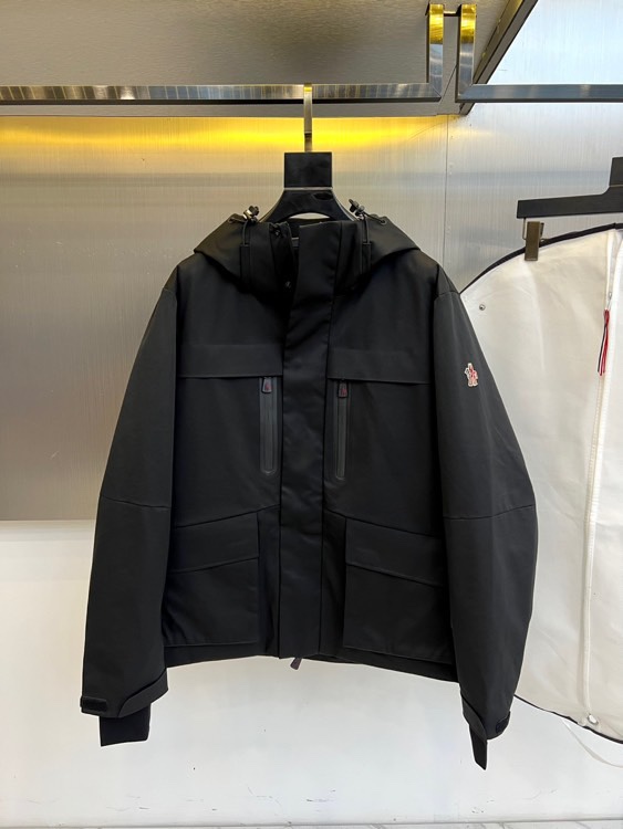 Mon蒙口（高端鹅绒）2025秋冬新品 MONCLER 户外滑雪🎿羽绒服外套。黑色连帽设计融合实用与美学