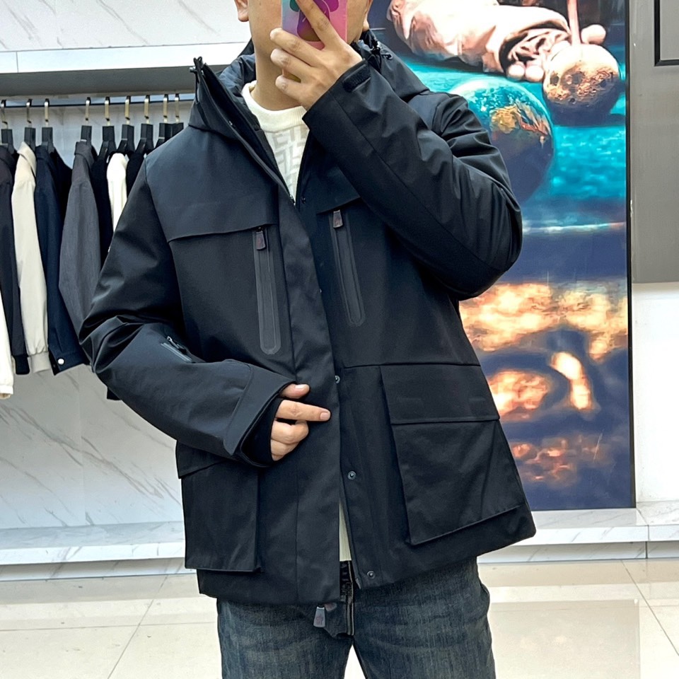 Mon蒙口（高端鹅绒）2025秋冬新品 MONCLER 户外滑雪🎿羽绒服外套。黑色连帽设计融合实用与美学