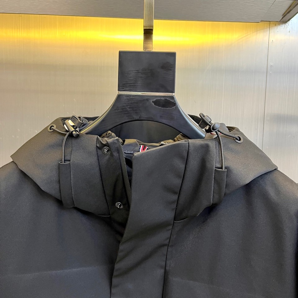 Mon蒙口（高端鹅绒）2025秋冬新品 MONCLER 户外滑雪🎿羽绒服外套。黑色连帽设计融合实用与美学