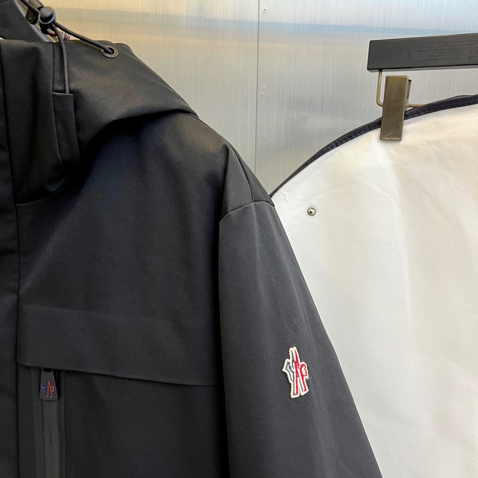 Mon蒙口（高端鹅绒）2025秋冬新品 MONCLER 户外滑雪🎿羽绒服外套。黑色连帽设计融合实用与美学