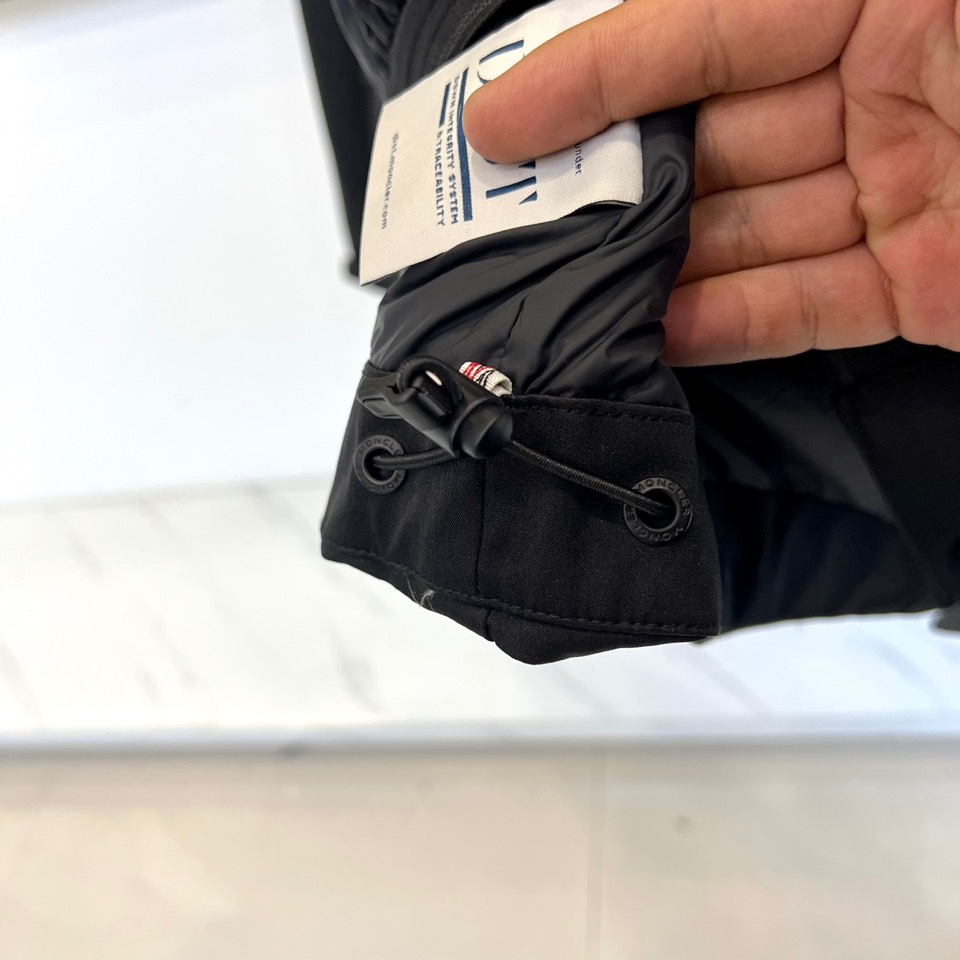 Mon蒙口（高端鹅绒）2025秋冬新品 MONCLER 户外滑雪🎿羽绒服外套。黑色连帽设计融合实用与美学