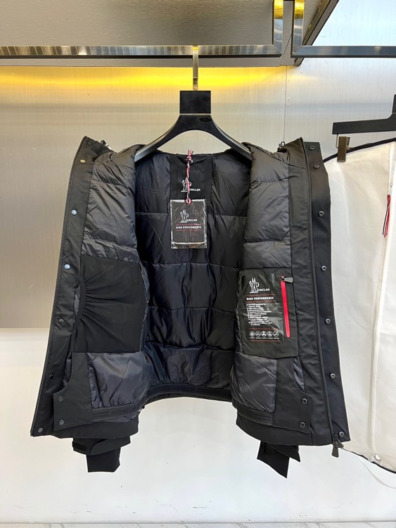 Mon蒙口（高端鹅绒）2025秋冬新品 MONCLER 户外滑雪🎿羽绒服外套。黑色连帽设计融合实用与美学