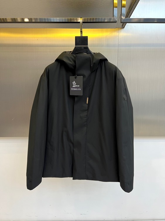 Mon蒙口（白鹅绒）、2025秋冬新品男士羽绒夹克，以经典黑色演绎高端户外机能与都市时尚的融合。这款连帽