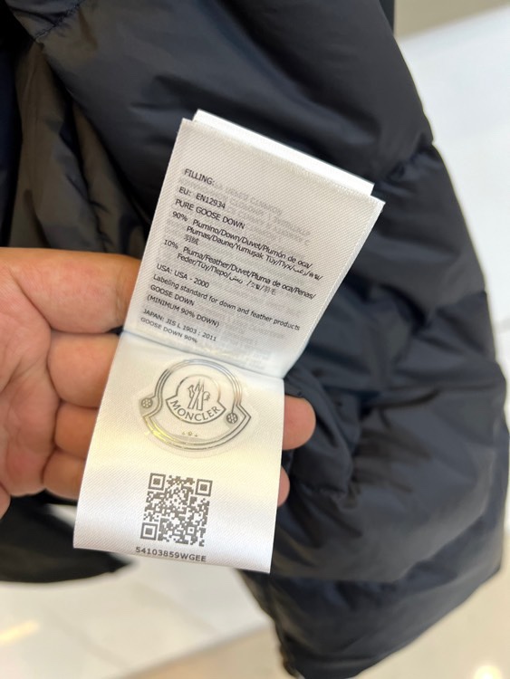 Mon蒙口（白鹅绒）、2025秋冬新品男士羽绒夹克，以经典黑色演绎高端户外机能与都市时尚的融合。这款连帽