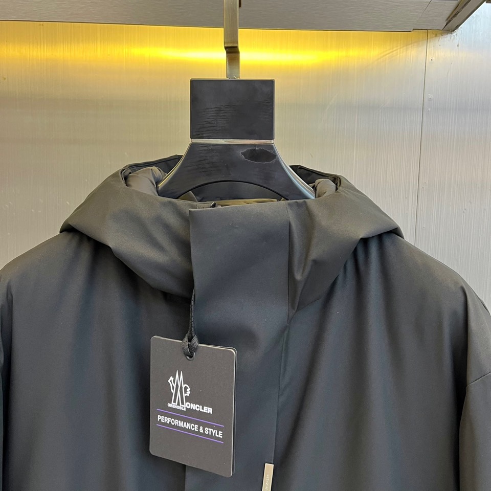 Mon蒙口（白鹅绒）、2025秋冬新品男士羽绒夹克，以经典黑色演绎高端户外机能与都市时尚的融合。这款连帽