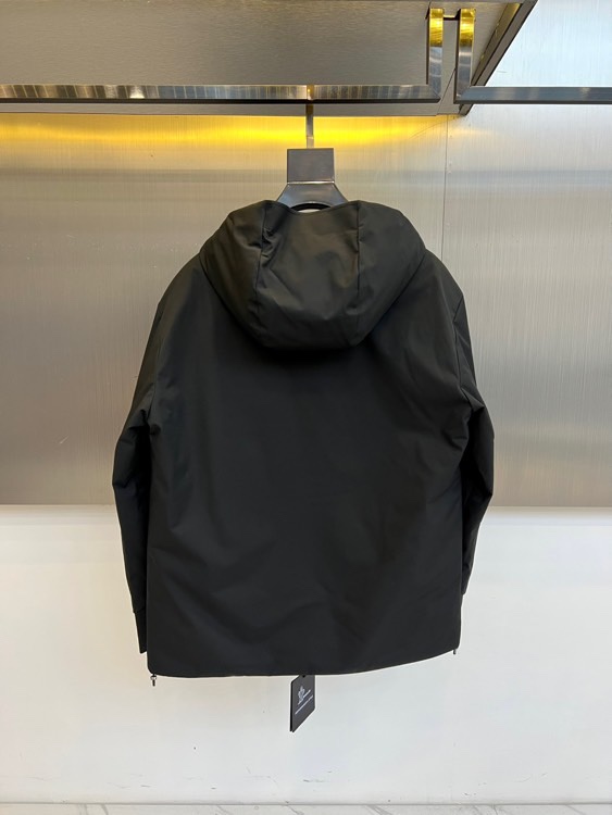 Mon蒙口（白鹅绒）、2025秋冬新品男士羽绒夹克，以经典黑色演绎高端户外机能与都市时尚的融合。这款连帽