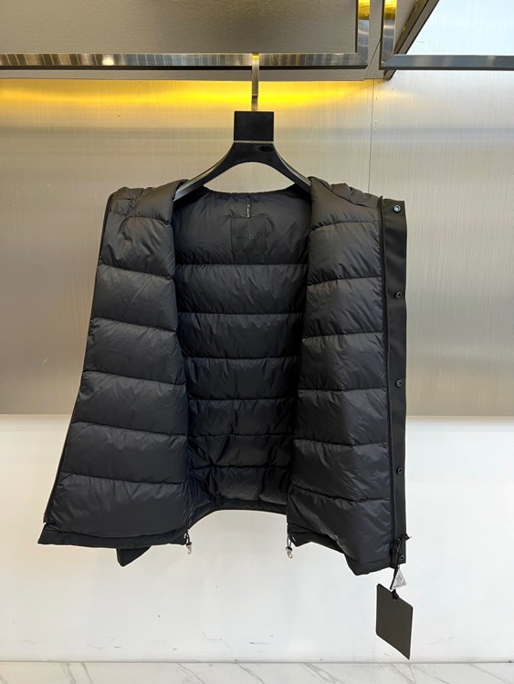 Mon蒙口（白鹅绒）、2025秋冬新品男士羽绒夹克，以经典黑色演绎高端户外机能与都市时尚的融合。这款连帽