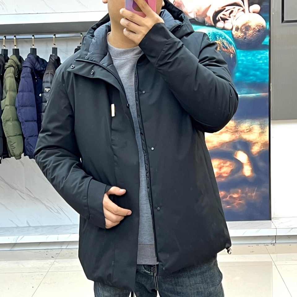 Mon蒙口（白鹅绒）、2025秋冬新品男士羽绒夹克，以经典黑色演绎高端户外机能与都市时尚的融合。这款连帽