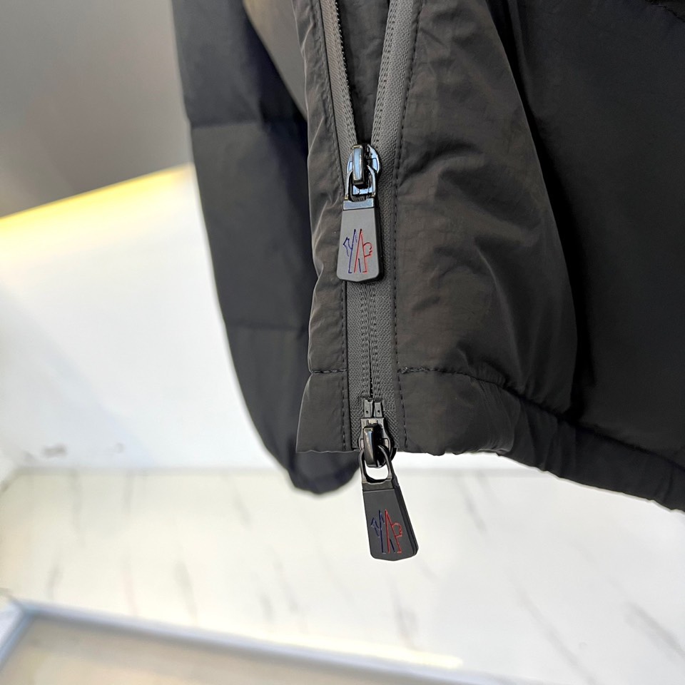 Mon蒙口（鹅绒）、2025秋冬新品羽绒服外套，以创新材质与简约设计诠释现代冬日奢华。款式采用利落立领设