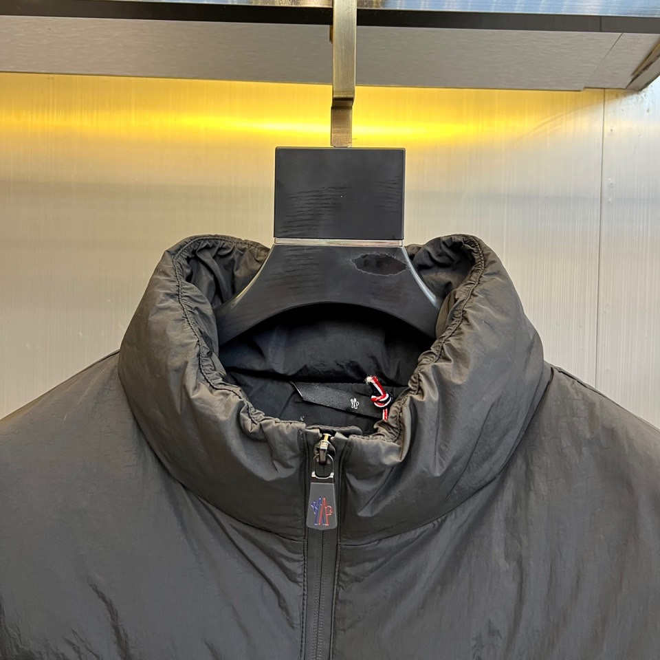 Mon蒙口（鹅绒）、2025秋冬新品羽绒服外套，以创新材质与简约设计诠释现代冬日奢华。款式采用利落立领设