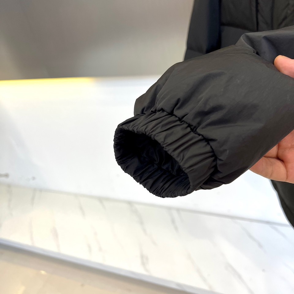 Mon蒙口（鹅绒）、2025秋冬新品羽绒服外套，以创新材质与简约设计诠释现代冬日奢华。款式采用利落立领设