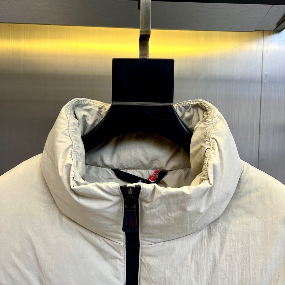 Mon蒙口（鹅绒）、2025秋冬新品羽绒服外套，以创新材质与简约设计诠释现代冬日奢华。款式采用利落立领设