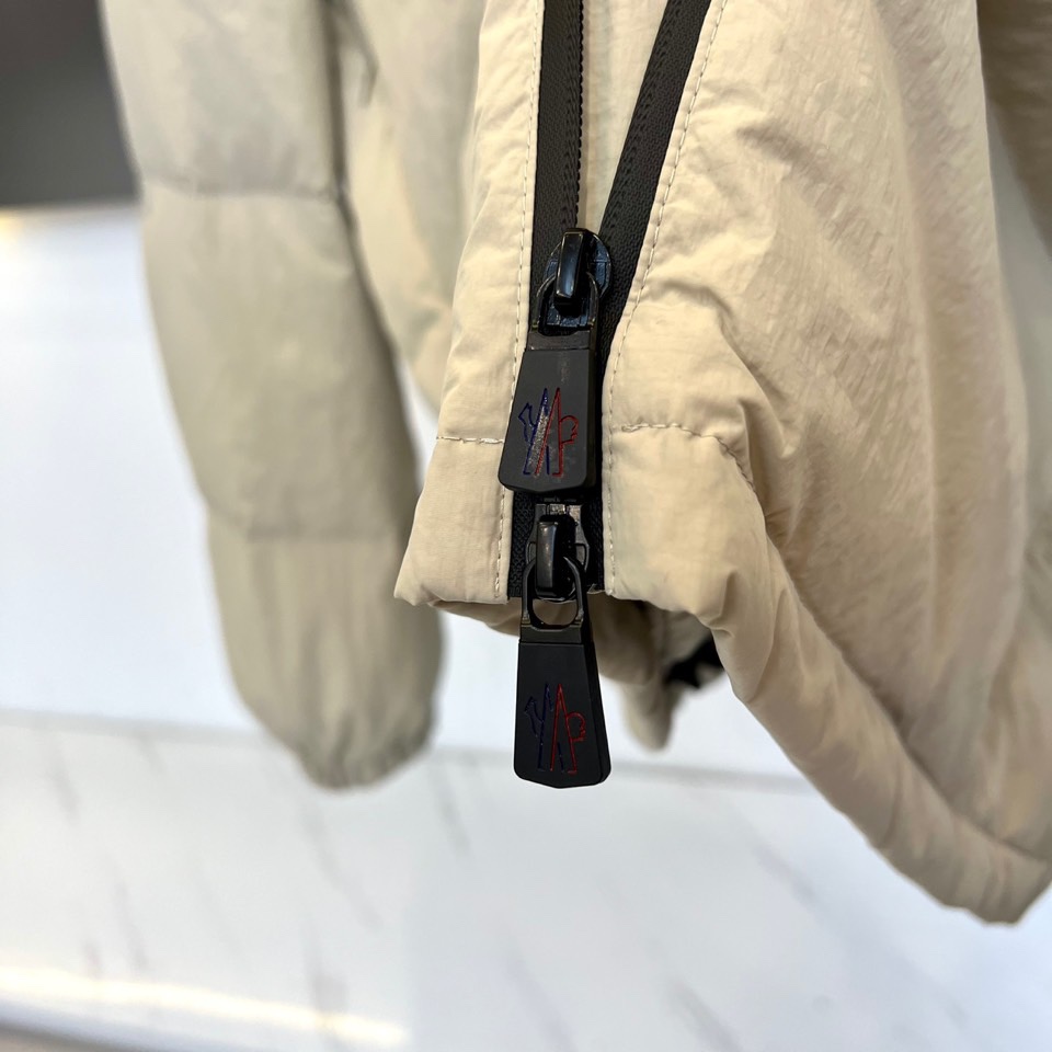 Mon蒙口（鹅绒）、2025秋冬新品羽绒服外套，以创新材质与简约设计诠释现代冬日奢华。款式采用利落立领设