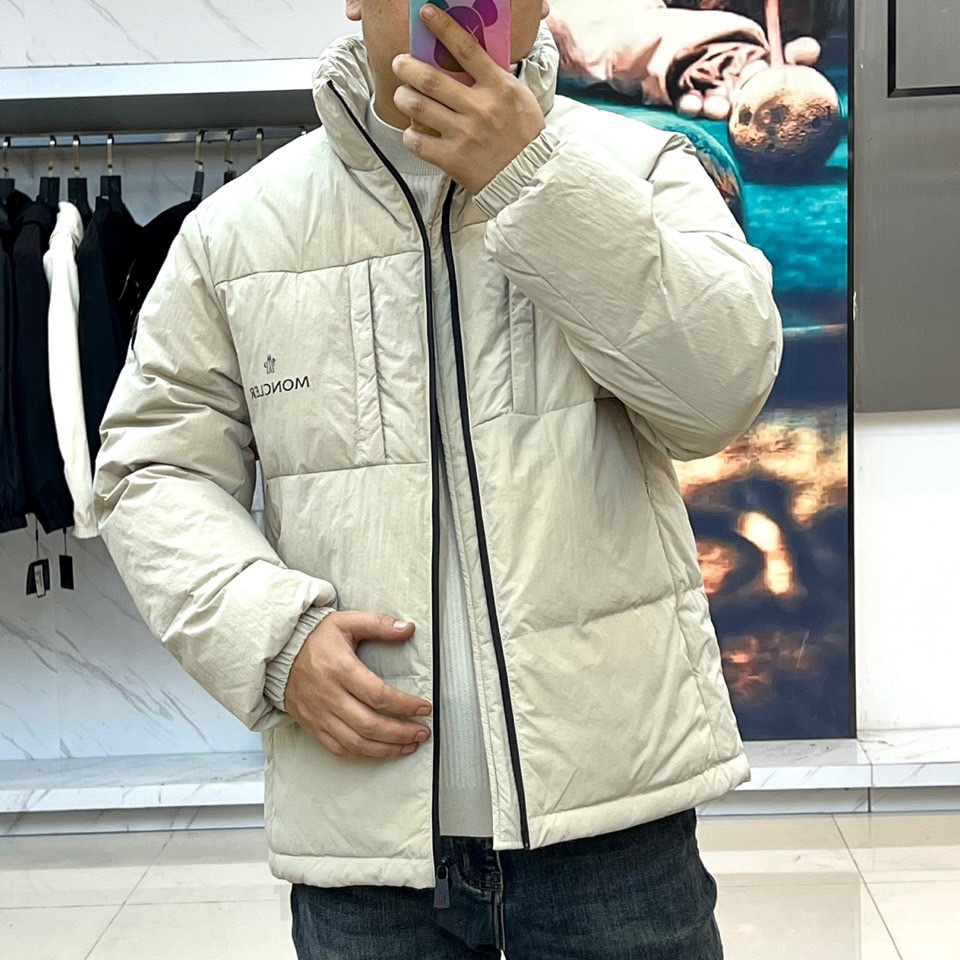 Mon蒙口（鹅绒）、2025秋冬新品羽绒服外套，以创新材质与简约设计诠释现代冬日奢华。款式采用利落立领设