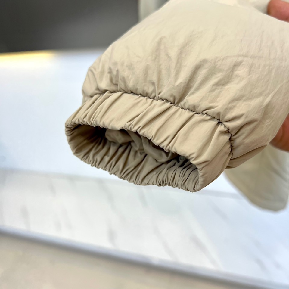 Mon蒙口（鹅绒）、2025秋冬新品羽绒服外套，以创新材质与简约设计诠释现代冬日奢华。款式采用利落立领设