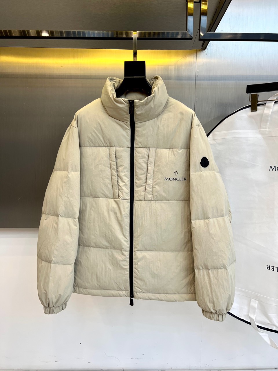 Mon蒙口（鹅绒）、2025秋冬新品羽绒服外套，以创新材质与简约设计诠释现代冬日奢华。款式采用利落立领设