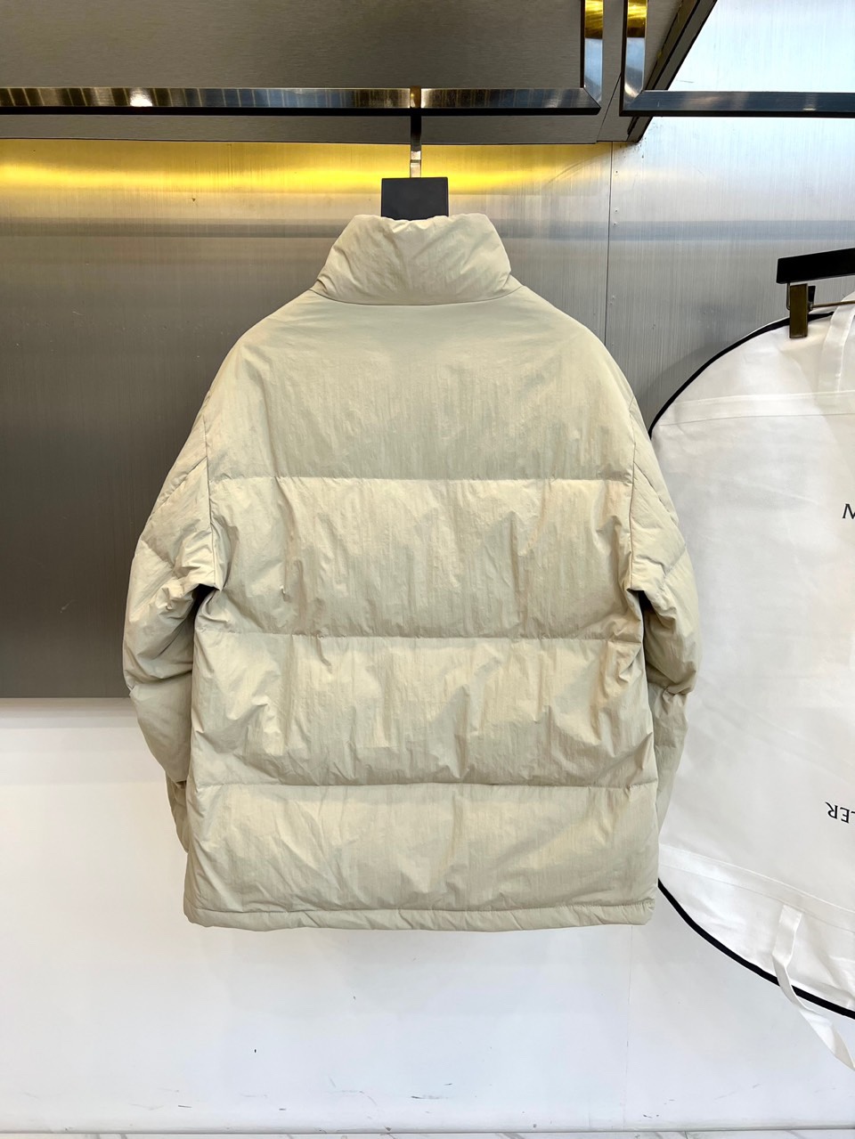 Mon蒙口（鹅绒）、2025秋冬新品羽绒服外套，以创新材质与简约设计诠释现代冬日奢华。款式采用利落立领设