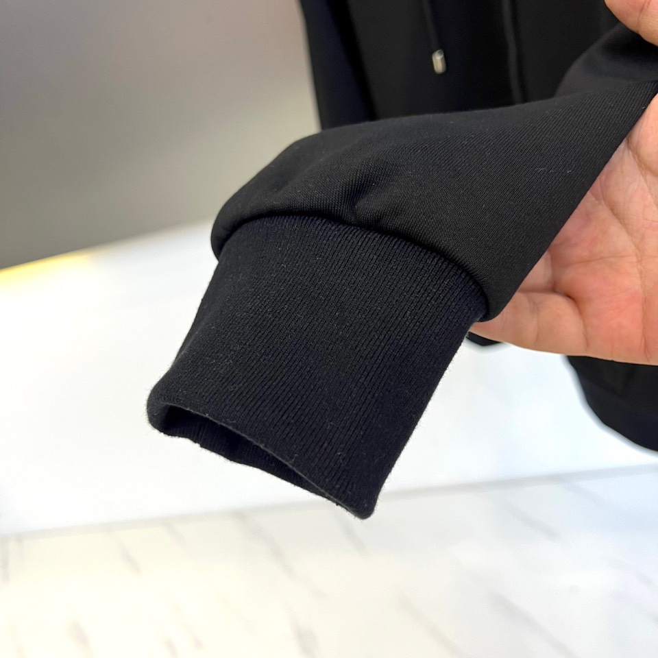 Bur巴宝莉、2025秋冬新品运动套装，经典英伦运动风尚。本套装包含一件连帽拉链外套与一条同色系束脚运动