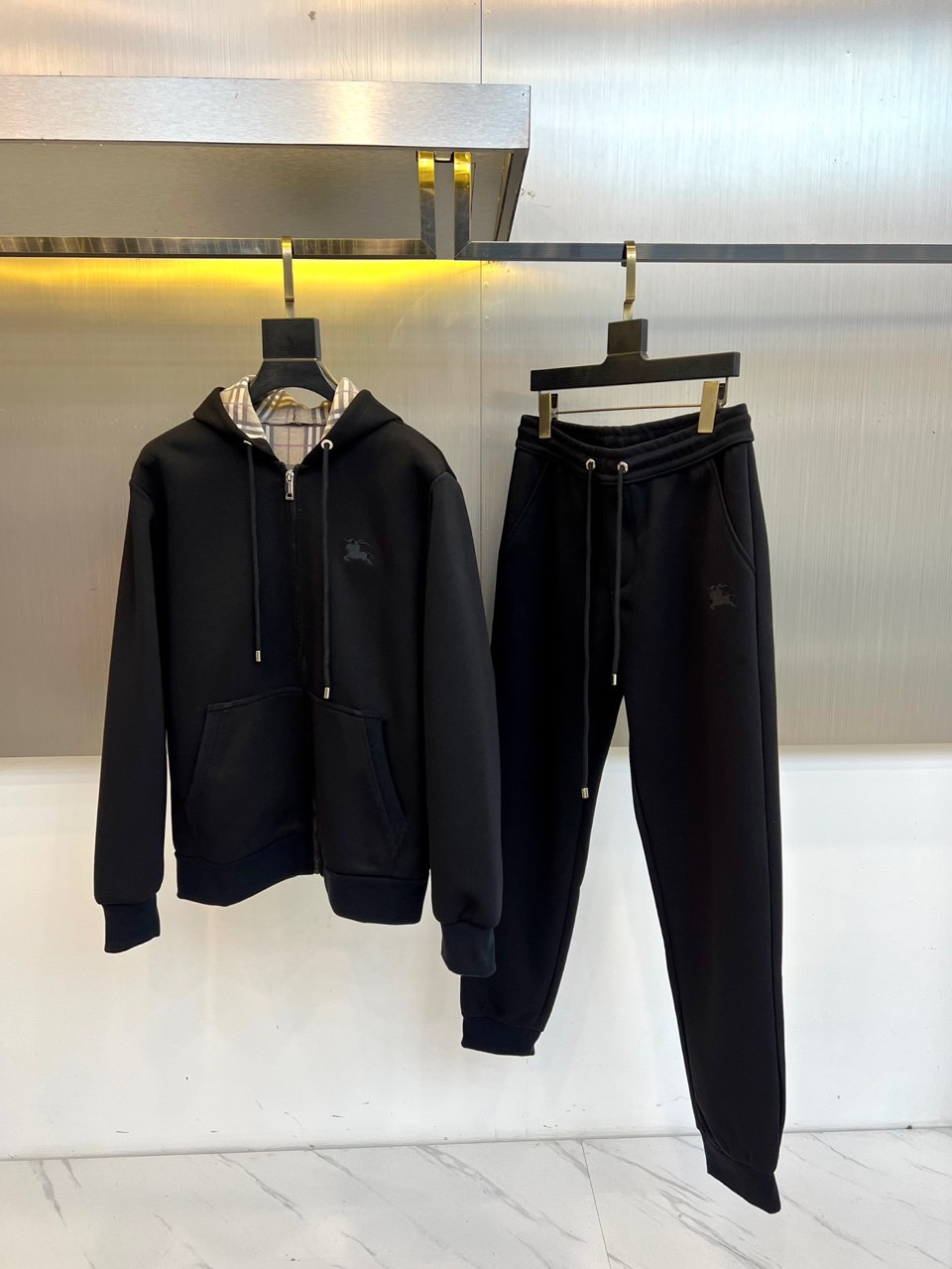 Bur巴宝莉、2025秋冬新品运动套装，经典英伦运动风尚。本套装包含一件连帽拉链外套与一条同色系束脚运动
