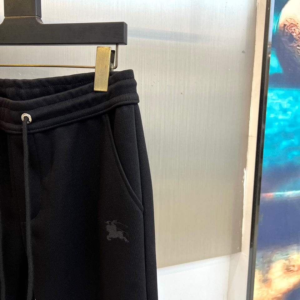 Bur巴宝莉、2025秋冬新品运动套装，经典英伦运动风尚。本套装包含一件连帽拉链外套与一条同色系束脚运动