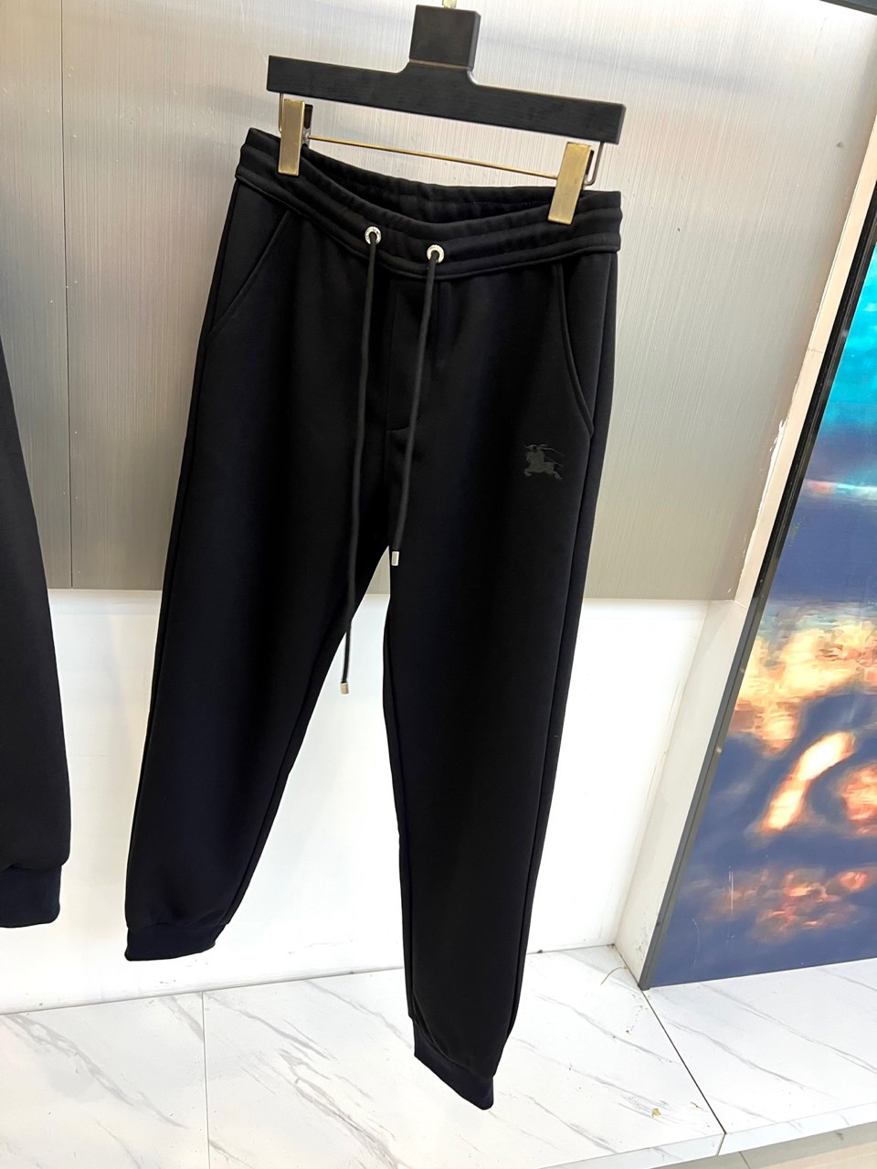 Bur巴宝莉、2025秋冬新品运动套装，经典英伦运动风尚。本套装包含一件连帽拉链外套与一条同色系束脚运动