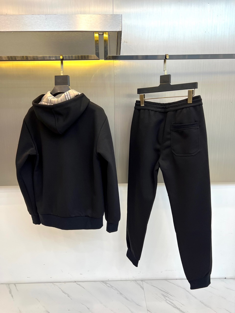 Bur巴宝莉、2025秋冬新品运动套装，经典英伦运动风尚。本套装包含一件连帽拉链外套与一条同色系束脚运动