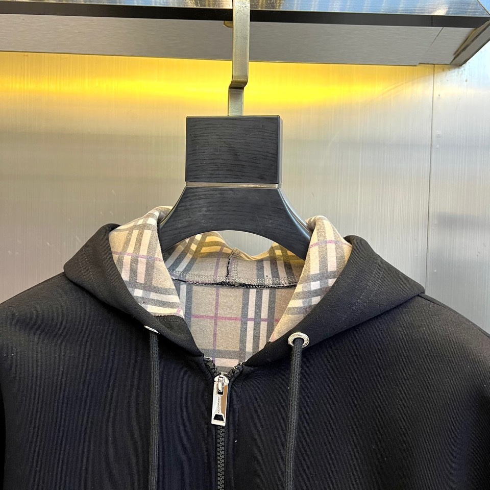 Bur巴宝莉、2025秋冬新品运动套装，经典英伦运动风尚。本套装包含一件连帽拉链外套与一条同色系束脚运动