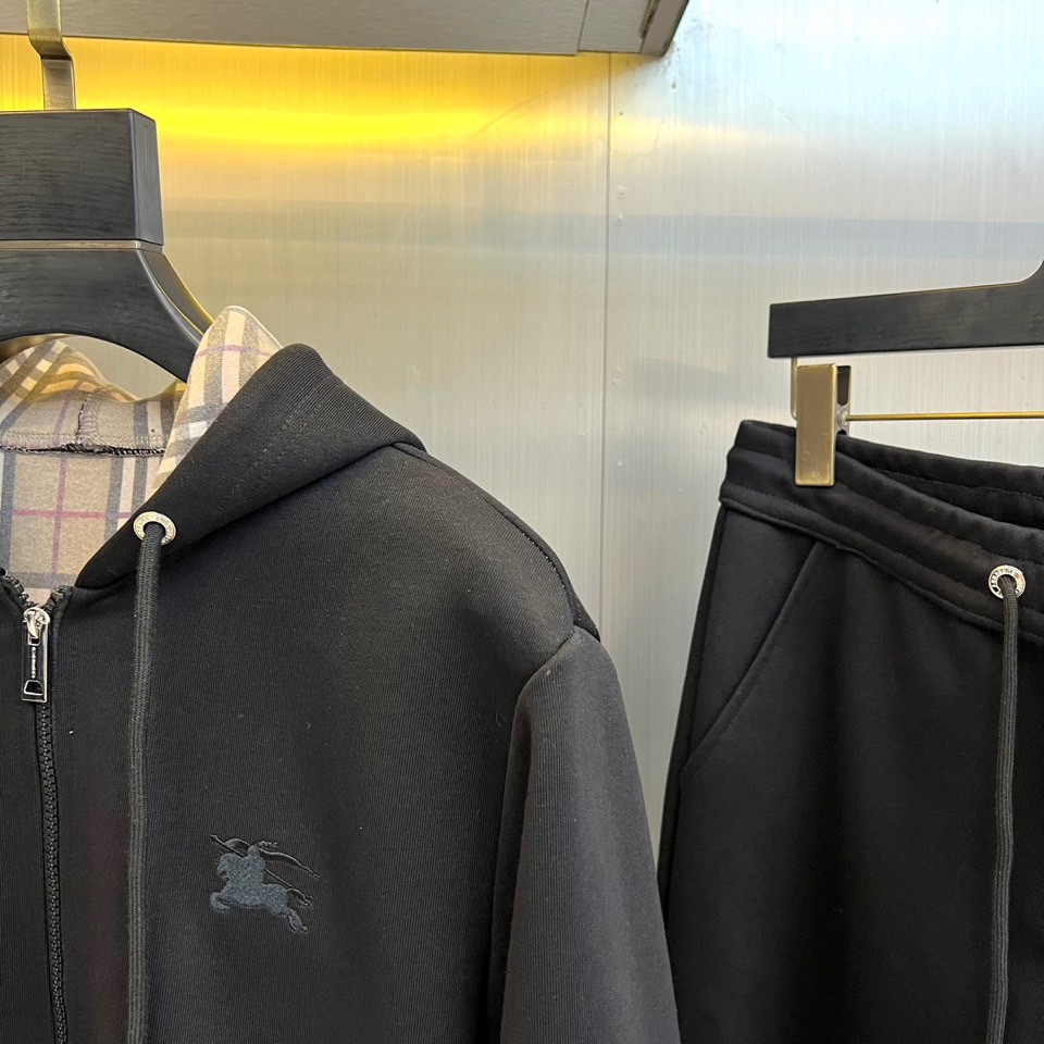 Bur巴宝莉、2025秋冬新品运动套装，经典英伦运动风尚。本套装包含一件连帽拉链外套与一条同色系束脚运动