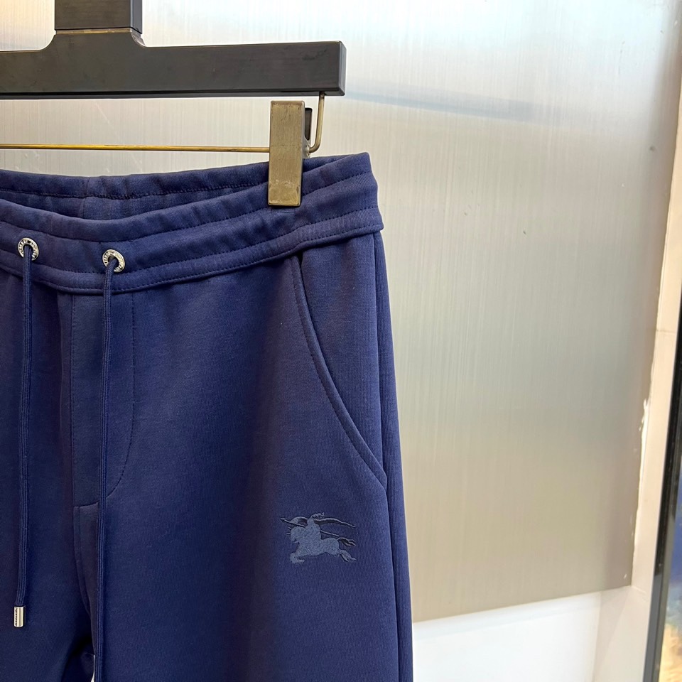 Bur巴宝莉、2025秋冬新品运动套装，经典英伦运动风尚。本套装包含一件连帽拉链外套与一条同色系束脚运动